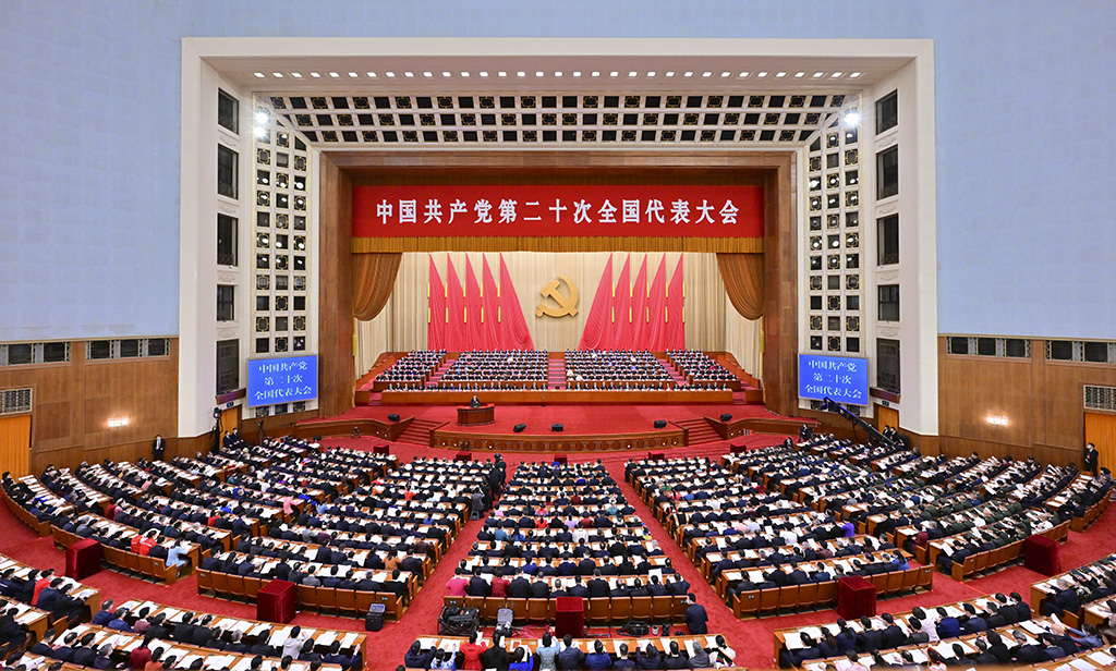 10月16日，中國(guó)共産黨第二十次全國(guó)代表大(dà)會在(zài)北京人(rén)民大(dà)會堂開幕。習近平代表第十九屆中央委員會向大(dà)會作報告。新華社記者 嶽月偉 攝.jpg